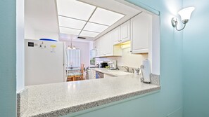 Wasserkocher mit Kaffee-/Teezubehör, Kühlschrank, Mikrowelle, Ofen