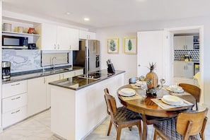 公寓, 1 张特大床, 厨房 (Alina 203a at Morgan Residences) | 私人厨房