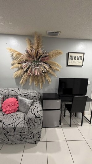 Smart TV - COZY - CLEAN QUITE ROOM NEAR HARD ROCK - The Radiance Room🏡 (Miramar)