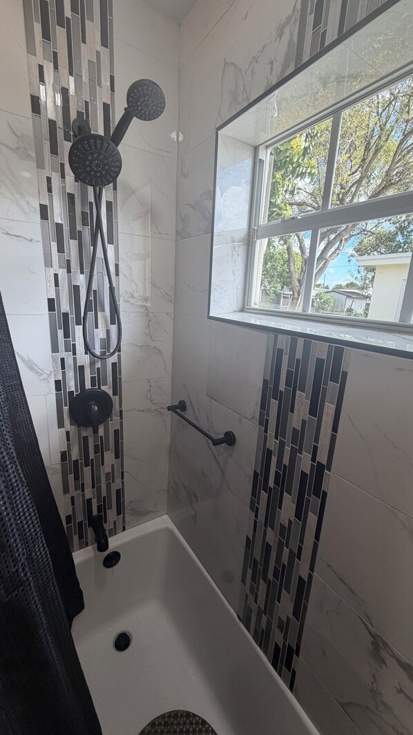 Towels, soap, toilet paper - COZY - CLEAN QUITE ROOM NEAR HARD ROCK - The Radiance Room🏡 (Miramar)
