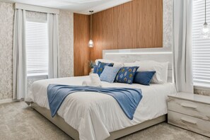 Ein Schlafzimmer mit Bett, Nachttisch und Vorhängen.