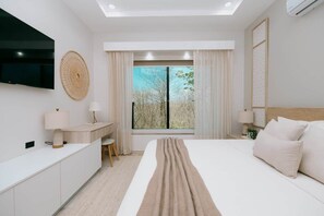 Quarto moderno com cama, mesas de cabeceira, TV e janela com vista.