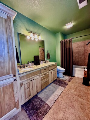 Shower, bidet, towels, soap - Gorgeous 3-bedroom cabin with AC in charming Ruidoso (Ruidoso)