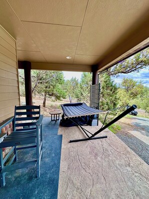 Outdoor dining - Gorgeous 3-bedroom cabin with AC in charming Ruidoso (Ruidoso)