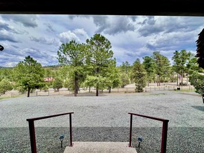 Property grounds - Gorgeous 3-bedroom cabin with AC in charming Ruidoso (Ruidoso)