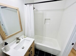 ヘアドライヤー、タオル、石鹸、トイレットペーパー