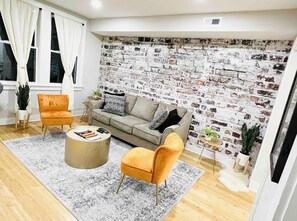 Living area - Contemporary 4BDR House @ Popular H St Corridor (Washington)