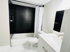 Hair dryer, towels, soap, toilet paper - Contemporary 4BDR House @ Popular H St Corridor (Washington)