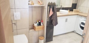 Dusche, Haartrockner, Handtücher, Seife