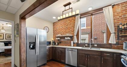 Upscale, Spacious Apt in the Heart of Downtown. Walk to Restaurants & Breweries!