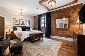 Iron/ironing board, WiFi, bed sheets - Upscale, Spacious Apt in the Heart of Downtown. Walk to Restaurants & Breweries! (Hendersonville)