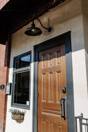 Exterior detail - Upscale, Spacious Apt in the Heart of Downtown. Walk to Restaurants & Breweries! (Hendersonville)