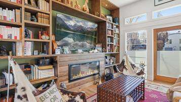 TV, fireplace