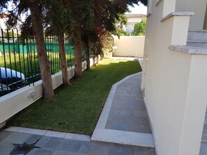 Property grounds - Anna's Sweet Home (Nea Makri)