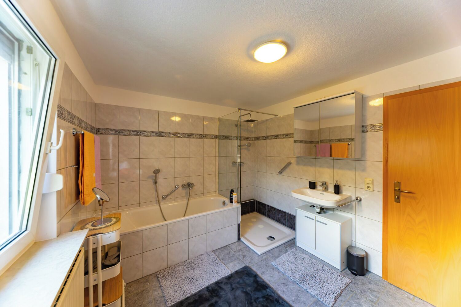 Haartrockner, Handtücher, Seife, Toilettenpapier