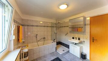 Haartrockner, Handtücher, Seife, Toilettenpapier
