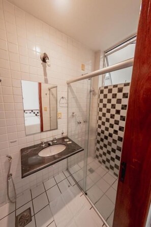 Shower, hair dryer, towels, soap - Hotel Metropolitano (Coronel Fabriciano)
