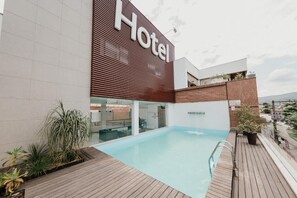 Outdoor pool - Hotel Metropolitano (Coronel Fabriciano)
