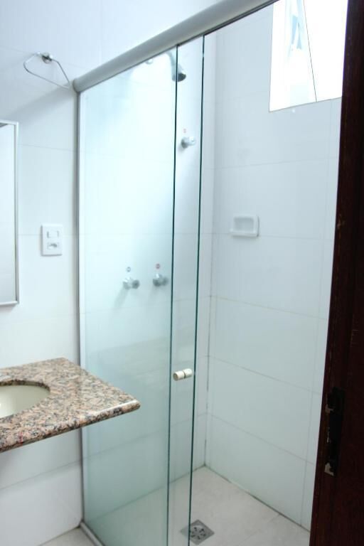 Habitación con 1 cama matrimonial o 2 individuales | Baño | Regadera, secadora de cabello, toallas, jabón 