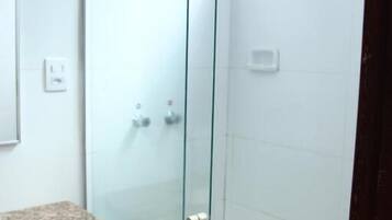 Habitación con 1 cama matrimonial o 2 individuales | Baño | Regadera, secadora de cabello, toallas, jabón