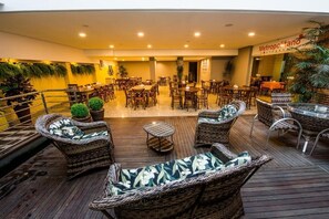 Outdoor dining - Hotel Metropolitano (Coronel Fabriciano)