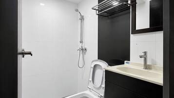 Double Room | Bathroom | Shower, towels, soap, shampoo