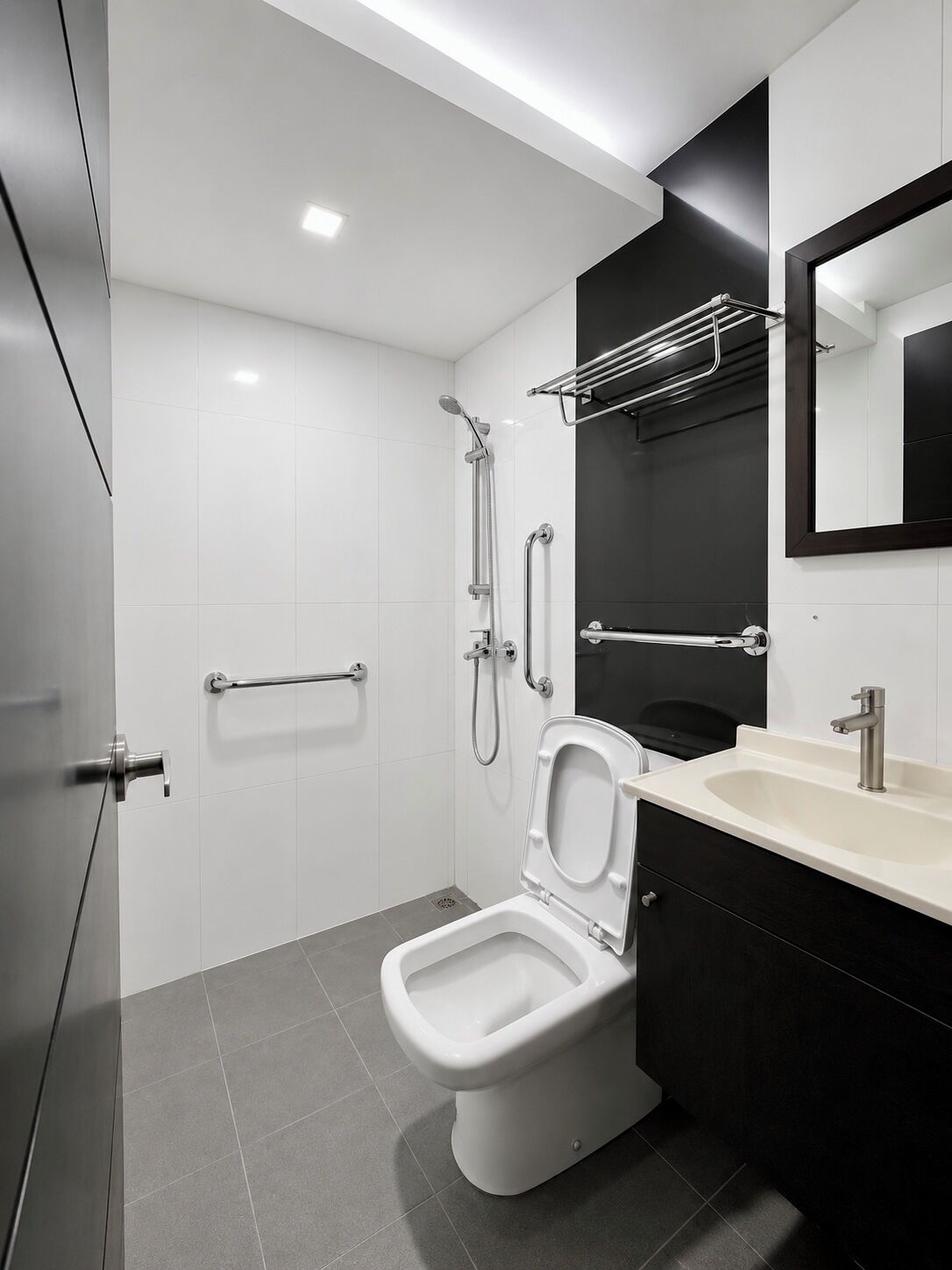 Twin kamer | Badkamer | Een douche, handdoeken, zeep, shampoo