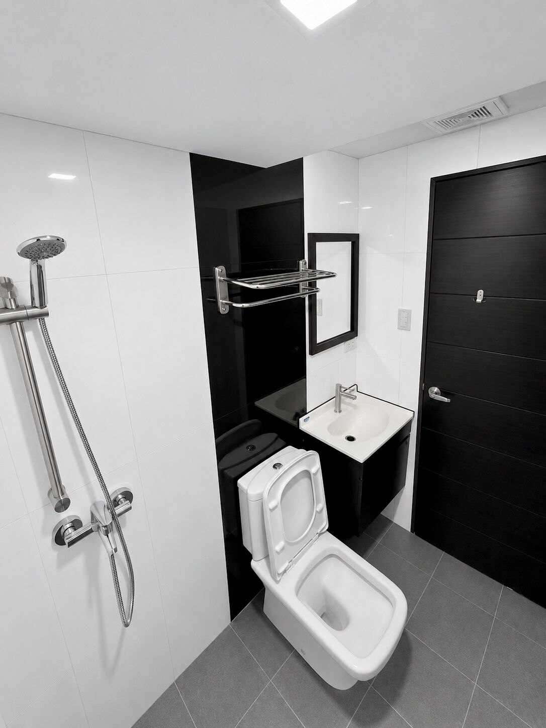 Quarto casal | Banheiro | Chuveiro, toalhas de banho, sabonete, shampoo