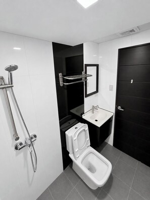 Chambre Double | Salle de bain | Douche, serviettes fournies, savon, shampoing