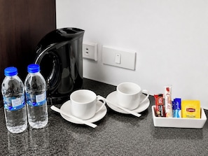 Twin Room | Coffee and/or coffee maker - Inn De Avenida Quezon City (Quezon City)