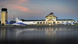 Ein Terminal mit einem Gebäude und abgestellten Flugzeugen.