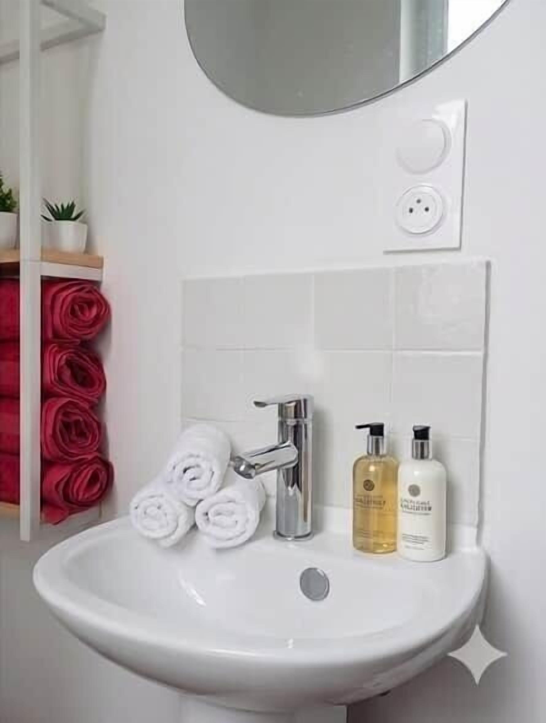 Een douche, een haardroger, handdoeken, zeep