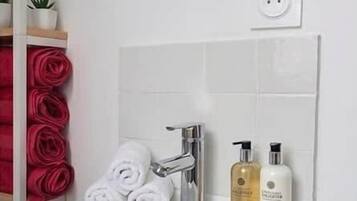 Een douche, een haardroger, handdoeken, zeep