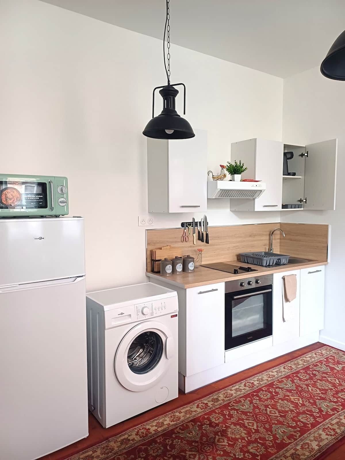 Een koelkast, een microgolfoven, een oven, een kookplaat