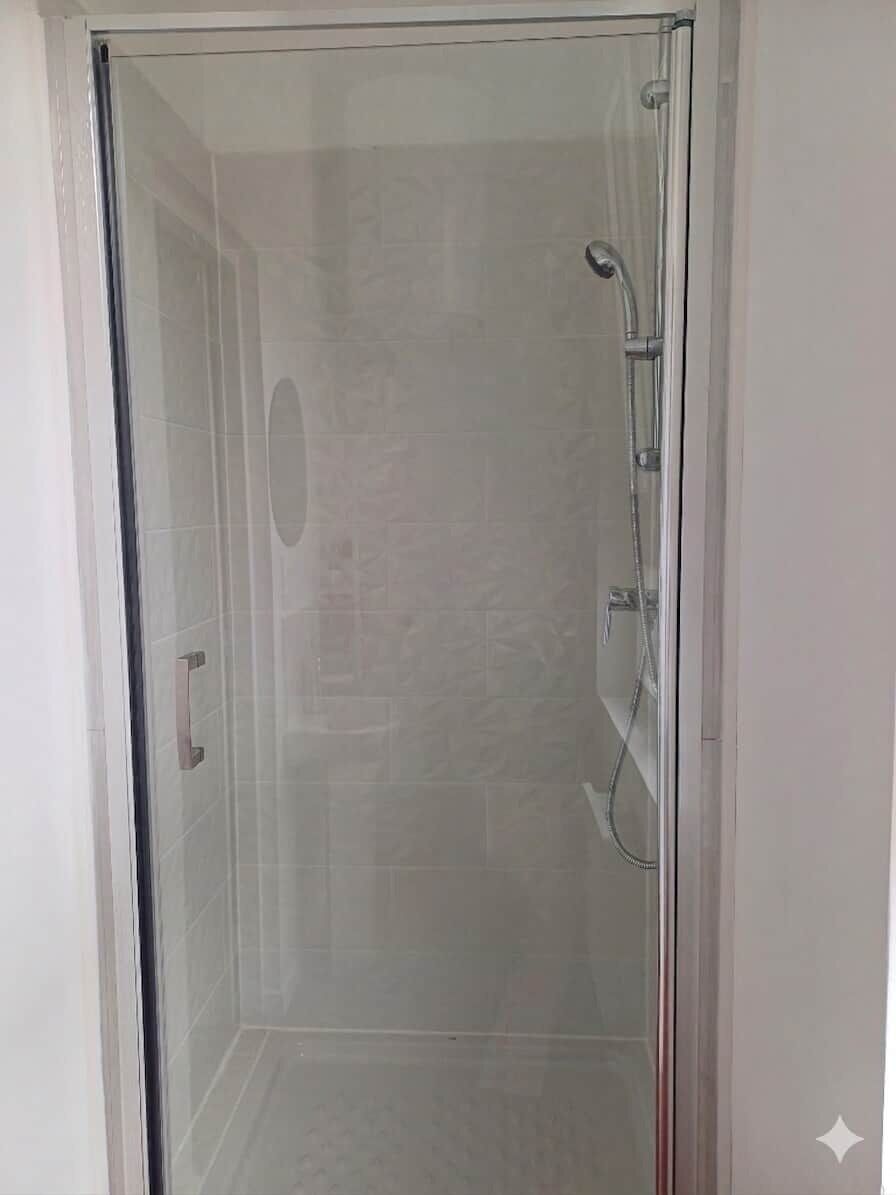 Een douche, een haardroger, handdoeken, zeep