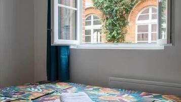 1 slaapkamer, een strijkplank/strijkijzer, gratis wifi, beddengoed