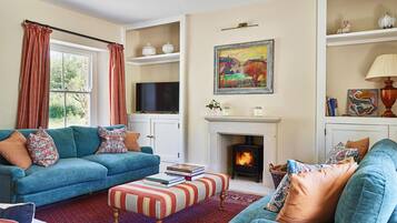 TV, fireplace, ping pong, books