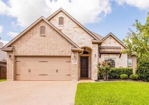 Exterior - AGGIELAND family HOME away from HOME (College Station)