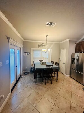 Dining - AGGIELAND family HOME away from HOME (College Station)