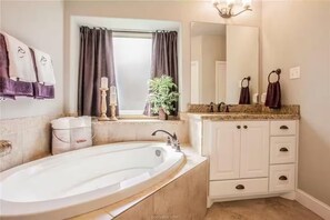 Jetted bath, hair dryer, towels, soap - AGGIELAND family HOME away from HOME (College Station)