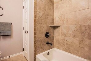 Jetted bath, hair dryer, towels, soap - AGGIELAND family HOME away from HOME (College Station)
