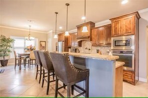 Private kitchen - AGGIELAND family HOME away from HOME (College Station)