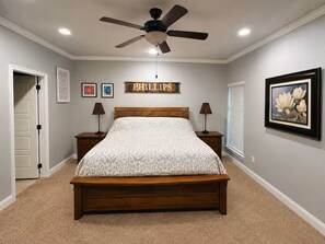 4 bedrooms, iron/ironing board, WiFi, bed sheets - AGGIELAND family HOME away from HOME (College Station)