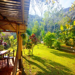Outdoor dining - Cozy 1-bedroom cabin with AC (Dos Amates)