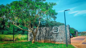 Apartment, 2 Bedrooms, Accessible | Property grounds