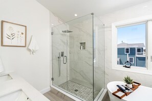 Shower, jetted bath, hair dryer, towels
