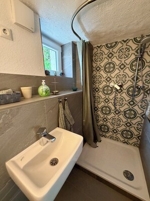 Shower, hair dryer, towels, soap - Quiet vacation home in the Vulkaneifel - nature experience for families & hikers (Niederstadtfeld)