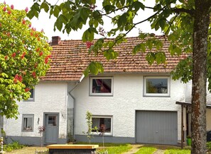 Exterior - Quiet vacation home in the Vulkaneifel - nature experience for families & hikers (Niederstadtfeld)
