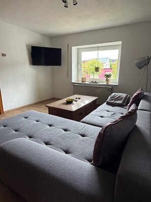 Living area - Quiet vacation home in the Vulkaneifel - nature experience for families & hikers (Niederstadtfeld)