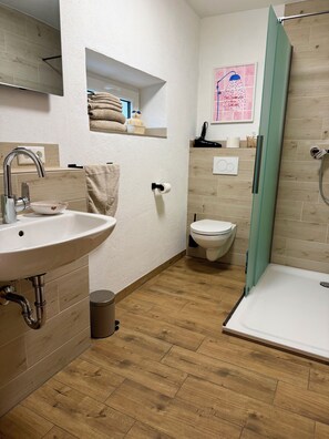 Bathroom - Vrbo Property (Niederstadtfeld)